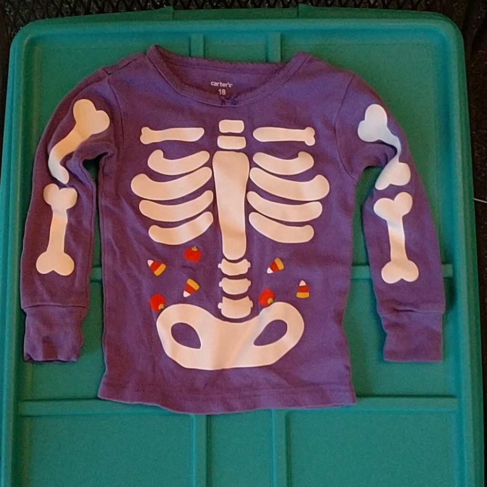 Carter's size 18 months pajama shirt.